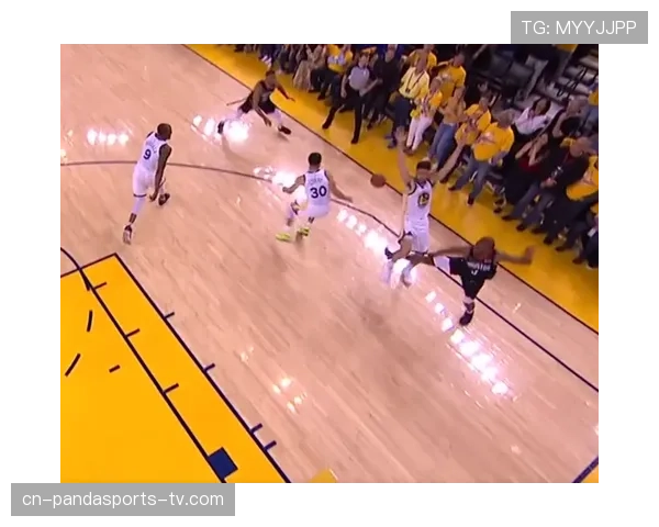 拉人犯规则定与裁判判罚标准解析及常见误区